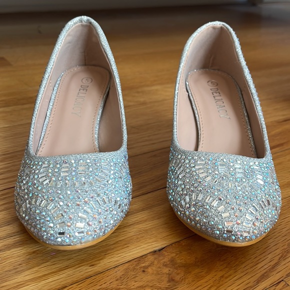 Delicacy Dress Shoe with Low Heel Women’s Size 5 - Picture 3 of 7